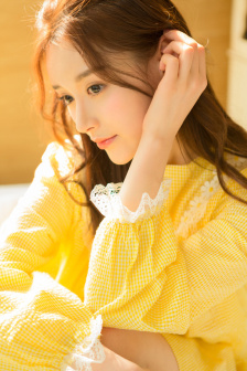 美女衣服暴露